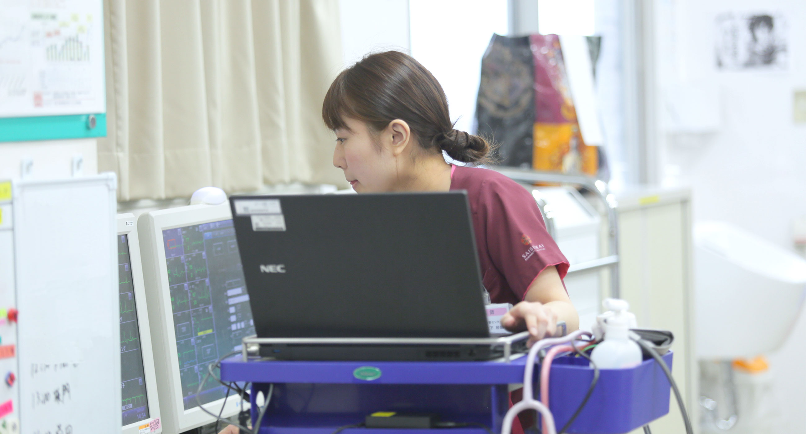 パソコンや医療モニターで作業している女性医師