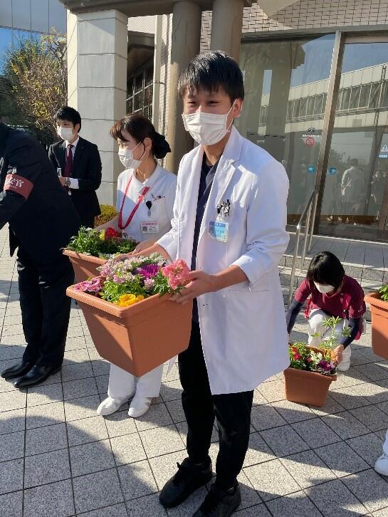 研修医代表としてお花を受け取るO先生